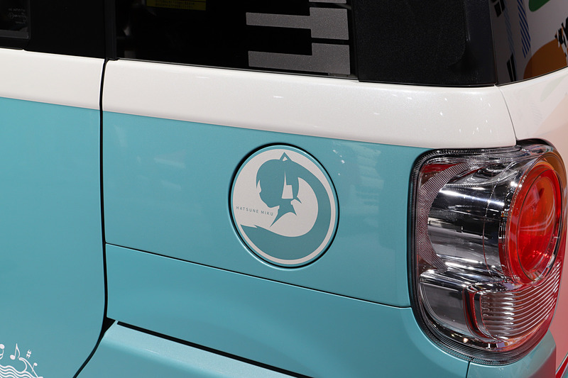 初音ミクの衣装のモチーフやシルエットを内外装に多用して、海仕様にカスタマイズした「ムーヴ キャンバス 初音ミク リミテッド パッケージ ビーチクルージン Ver.」