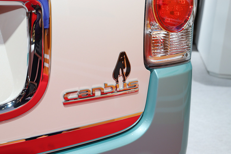 初音ミクの衣装のモチーフやシルエットを内外装に多用して、海仕様にカスタマイズした「ムーヴ キャンバス 初音ミク リミテッド パッケージ ビーチクルージン Ver.」