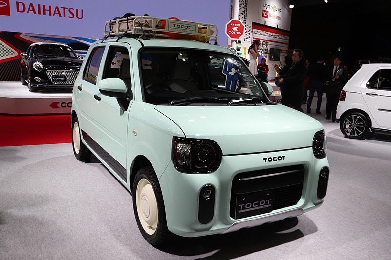 オリジナルのフロントバンパー（LEDフォグランプ付）、ドアアンダーガーニッシュ、リアバンパー、ルーフラックなどを装着した「ミラ トコット アクティヴ Ver.」