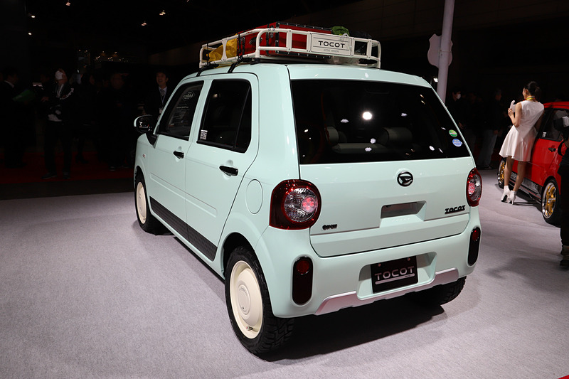 オリジナルのフロントバンパー（LEDフォグランプ付）、ドアアンダーガーニッシュ、リアバンパー、ルーフラックなどを装着した「ミラ トコット アクティヴ Ver.」