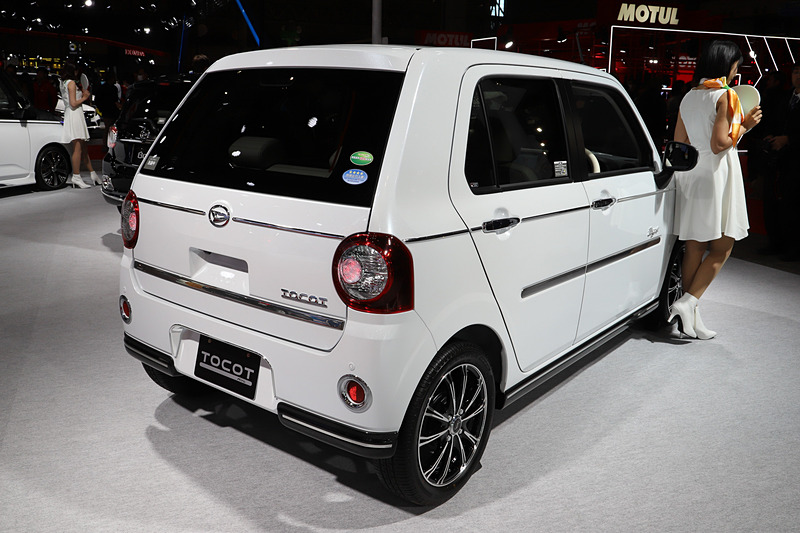 ホワイトのボディカラーに映えるフロントフードオーナメントやドアミラーカバー「メッキ」、サイドモール「メッキ」、専用エンブレム（サイド）などを装着した「ミラ トコット エレガント Ver.」