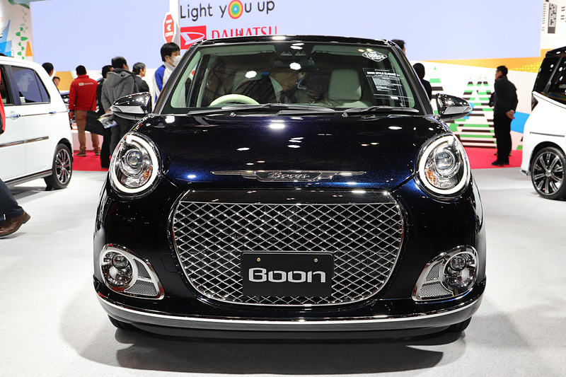 フロントフードオーナメントやフロントグリル、フロントフォグガーニッシュ、リアリフレクターガーニッシュなど、メッキパーツを多用した「ブーン スタイル エレガント Ver.」