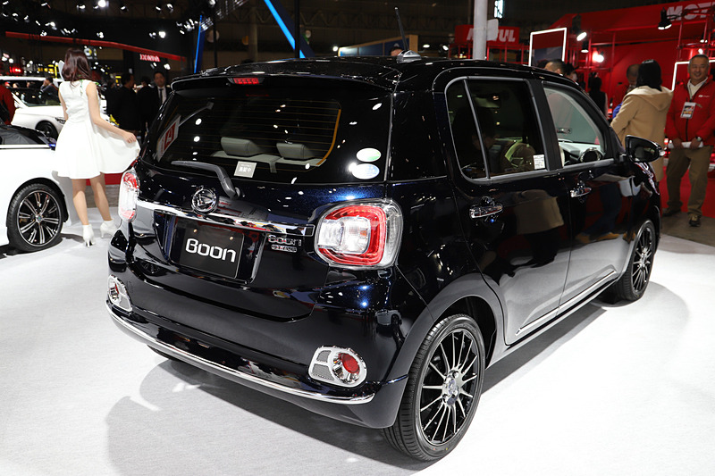 フロントフードオーナメントやフロントグリル、フロントフォグガーニッシュ、リアリフレクターガーニッシュなど、メッキパーツを多用した「ブーン スタイル エレガント Ver.」