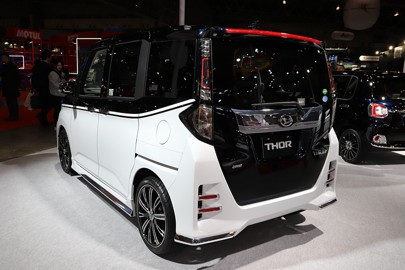 「トール カスタム プレミアム Ver.」は、フロントバンパー（LEDデイライト付）やフロントグリル（LEDアクセサリーランプ付）といったオリジナルアイテムを装着して、プレミアムな世界観を表現