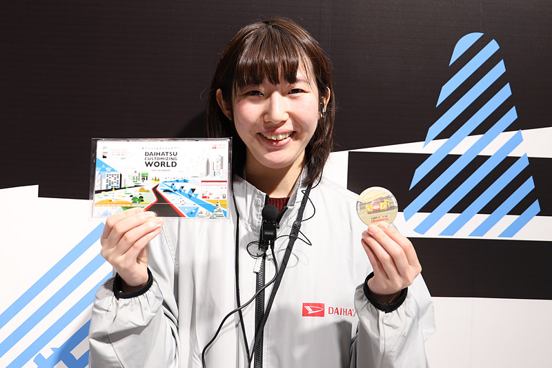 ダイハツブースでは、来場者全員に展示車両がデザインされたオリジナルカレンダーのほか、ダイハツ車の鍵をスタッフに見せると限定の「ダイハツオーナーズバッヂ」をプレゼントしている