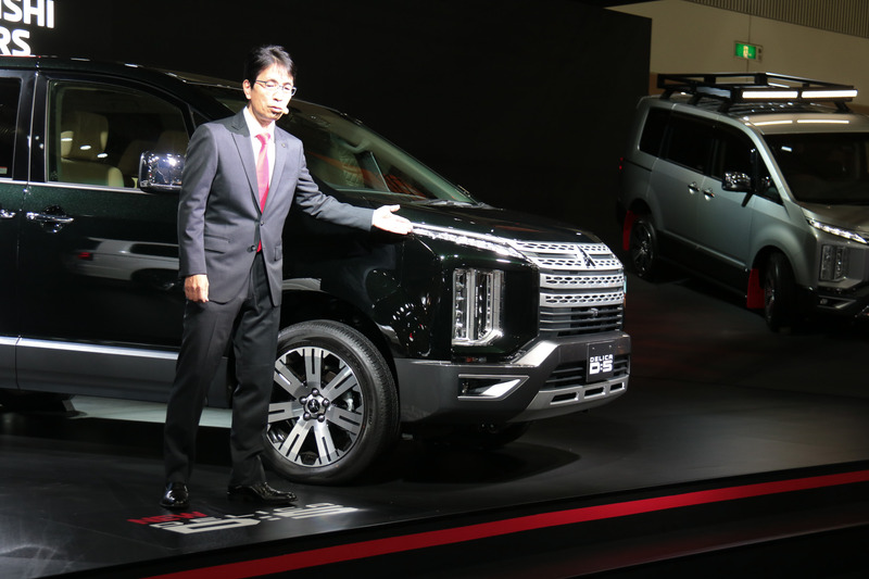 「デリカD：5のインテリアの木目調パネルはモダンで上質感を演出します。新ラインアップとして登場したデリカD：5 アーバンギアでは都会的なスタイリッシュな造形とし、インテリアでも専用のパネルを用意して洗練された空間を演出しました」とこだわりを語る大谷氏