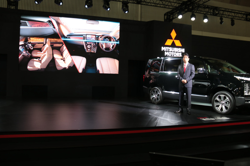 「デリカD：5のインテリアの木目調パネルはモダンで上質感を演出します。新ラインアップとして登場したデリカD：5 アーバンギアでは都会的なスタイリッシュな造形とし、インテリアでも専用のパネルを用意して洗練された空間を演出しました」とこだわりを語る大谷氏