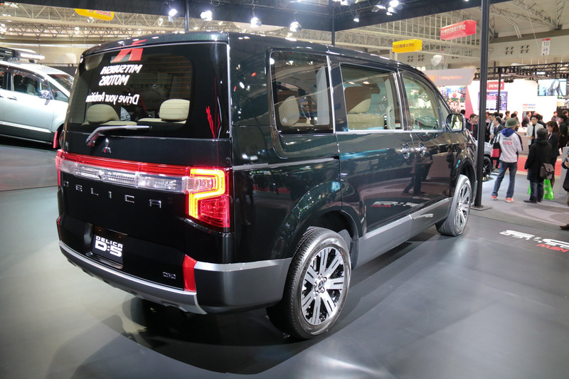 新型デリカD：5のインテリア。木目調のインパネで高級感も演出している