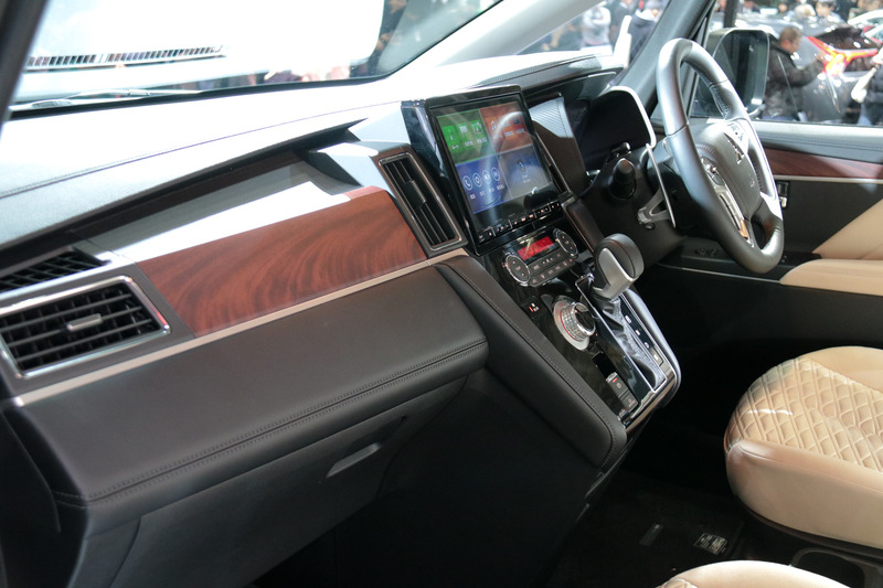 新型デリカD：5のインテリア。木目調のインパネで高級感も演出している