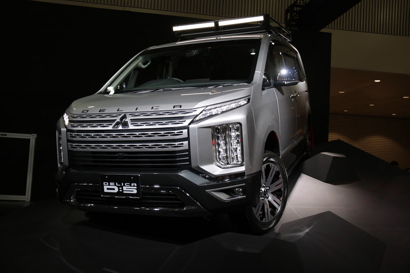 今回のオートサロンで初公開された新型デリカD：5の純正用品提案車。LEDワーキングランプを装着したヘビーデューティキャリアをはじめ、ブラック化したサイド・リアアンダーガードバーやエンジンフードエンブレム、マッドフラップ（レッド）や各種純正用品を装着するなど、よりタフでアクティブな印象を強調していた