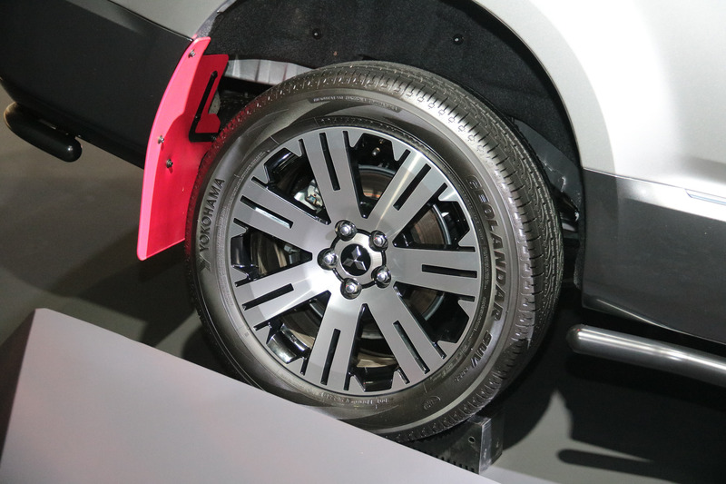 今回のオートサロンで初公開された新型デリカD：5の純正用品提案車。LEDワーキングランプを装着したヘビーデューティキャリアをはじめ、ブラック化したサイド・リアアンダーガードバーやエンジンフードエンブレム、マッドフラップ（レッド）や各種純正用品を装着するなど、よりタフでアクティブな印象を強調していた