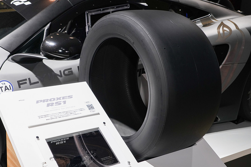 「PROXES RS1」フロント（305/650 R18）、リア（325/710 R18）