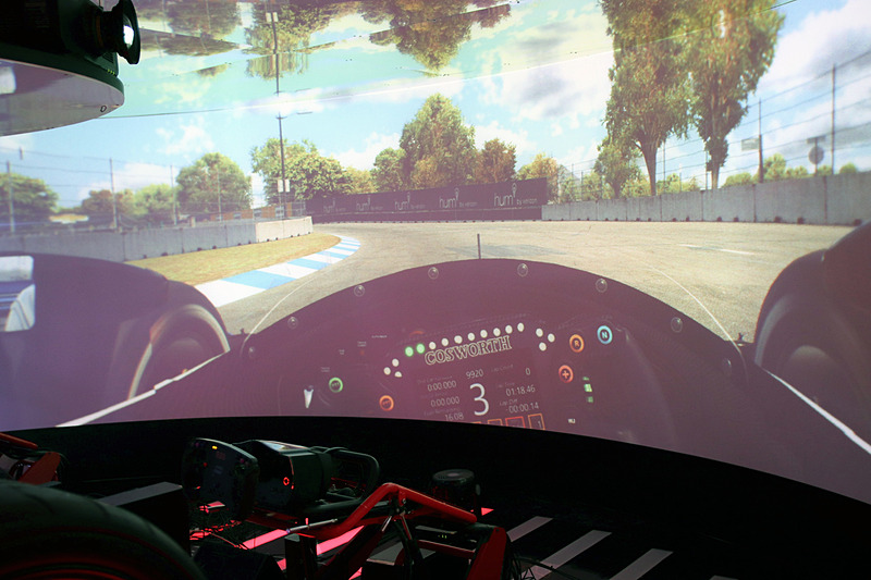 投影された佐藤琢磨選手のドライビングに合わせてシミュレーターが稼働する内容