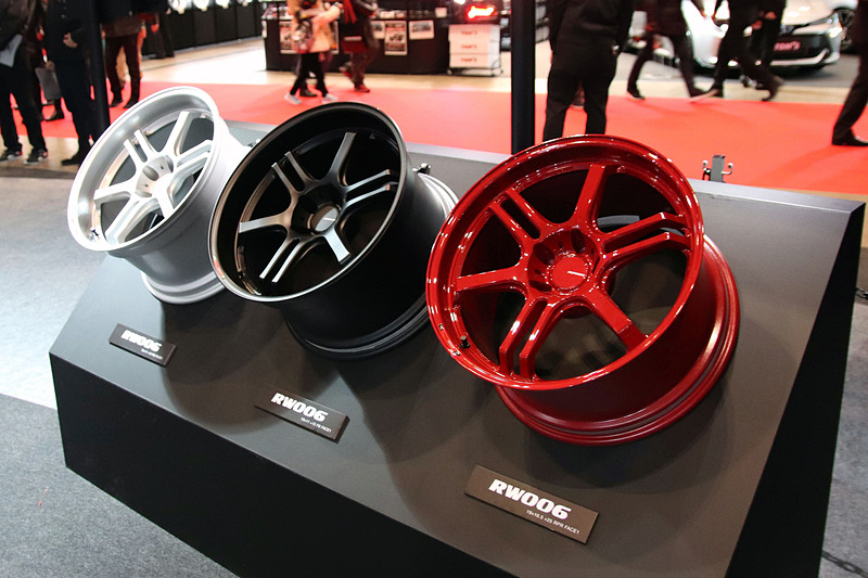 シングルスポークとツインスポークを掛け合わせたデザインが印象的な「POTENZA RW006」