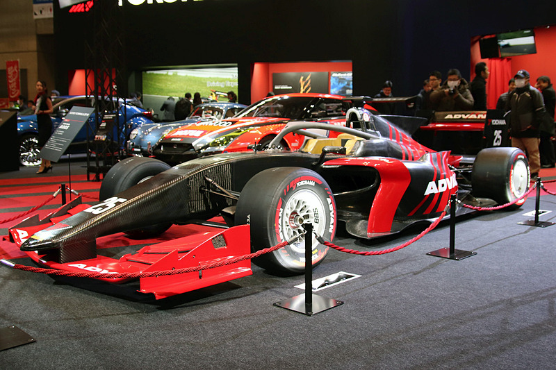 2019年のスーパーフォーミュラから使用される新型マシン「SF19」も展示。タイヤはADVAN A005