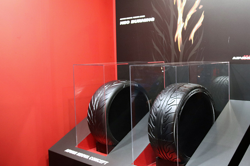 新型「ADVAN NEOVA」のコンセプトモデルを展示（左のタイヤ）