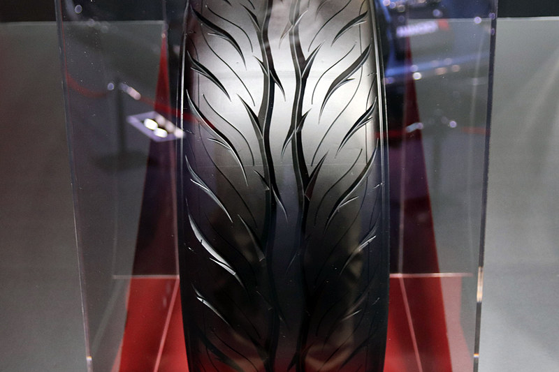 トレッド面には独特のデザインが施されている