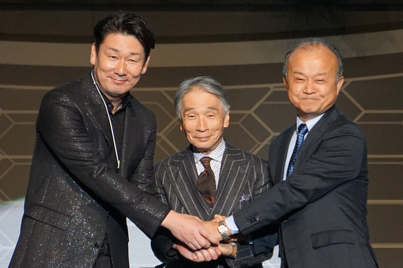 左からBHオークションを主催する株式会社BHJ CEOの武井真司氏、鈴鹿10Hで行なわれるコンクールデレガンスの特別審査委員長を務めるタレントの堺正章氏、株式会社モビリティランド 代表取締役社長の山下晋氏の3名による記念撮影
