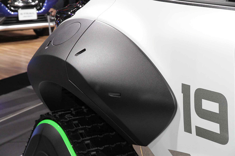 ジュークの愛嬌あるシルエットを崩さずにデザインされた、大迫力のボリューミーなオーバーフェンダー