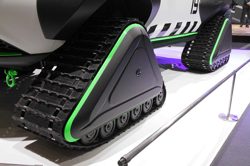 見るからに頼もしい専用のクローラー