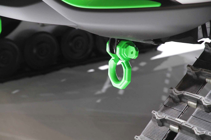 フロント/リアにはライトグリーンに塗装されたDリングシャックルを装備