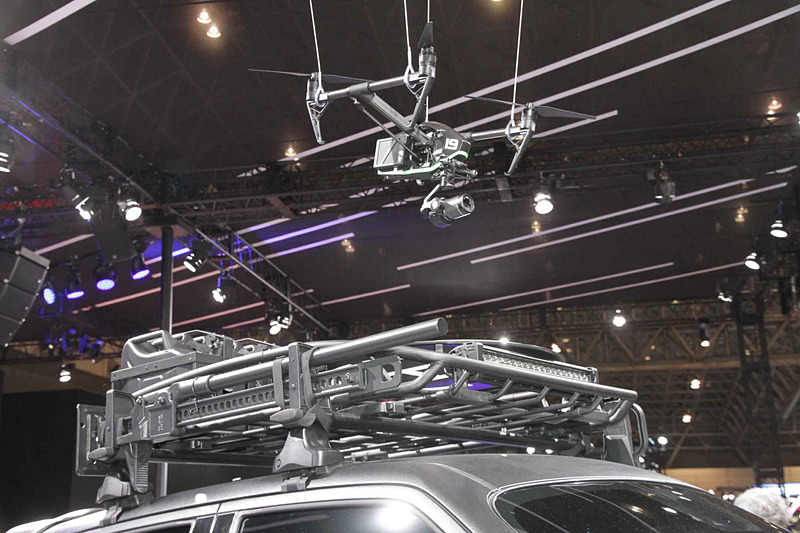 THULE製ルーフバスケットにはドローンの発着用ランディングパッドを装備し、飛び立つドローンもディスプレイされている