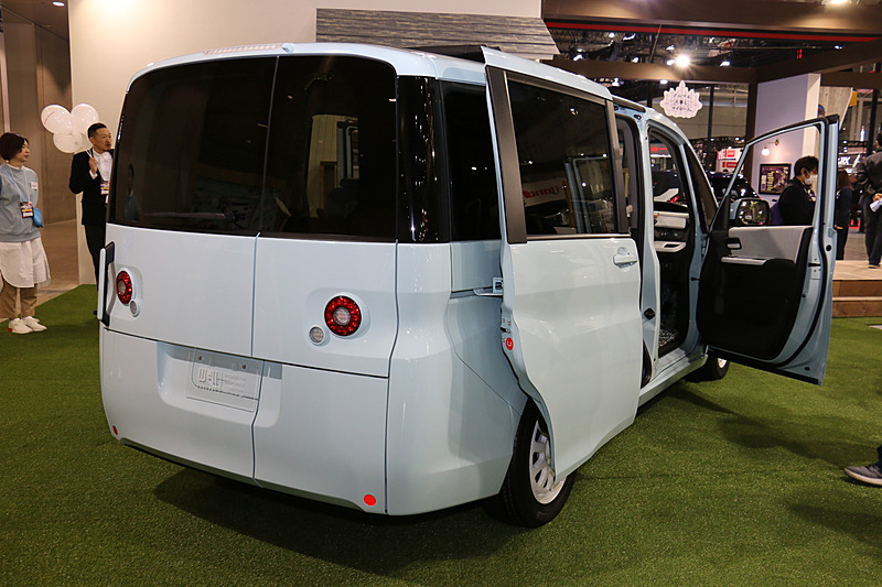 リアビューもすっきりとシンプルなデザインに変更されているが、特徴的な装備「わくわくゲート」はグリップを大型化しつつ踏襲されている