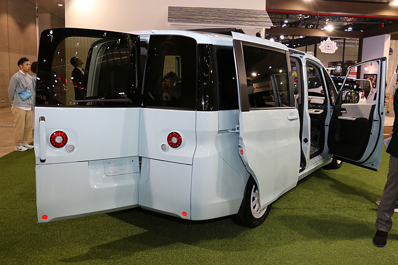 リアビューもすっきりとシンプルなデザインに変更されているが、特徴的な装備「わくわくゲート」はグリップを大型化しつつ踏襲されている