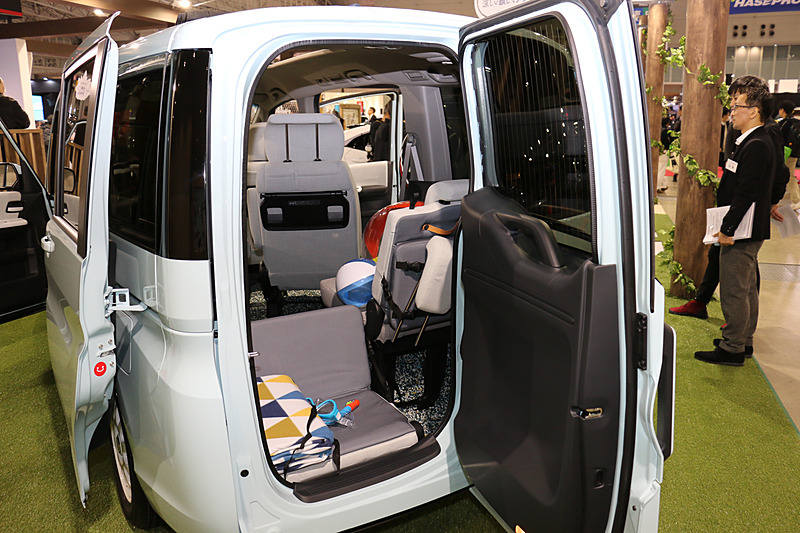 リアビューもすっきりとシンプルなデザインに変更されているが、特徴的な装備「わくわくゲート」はグリップを大型化しつつ踏襲されている