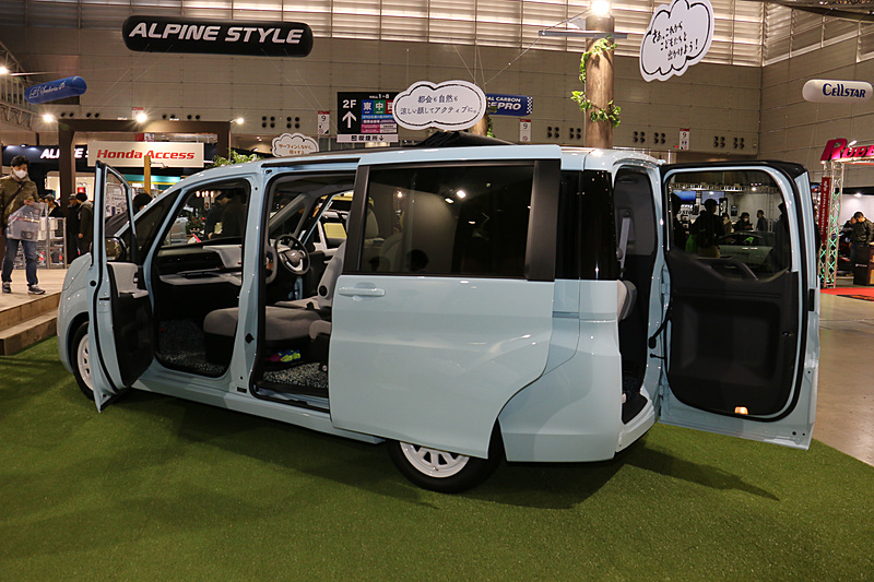 ブラックアウトされたルーフにキャンバストップが追加されている