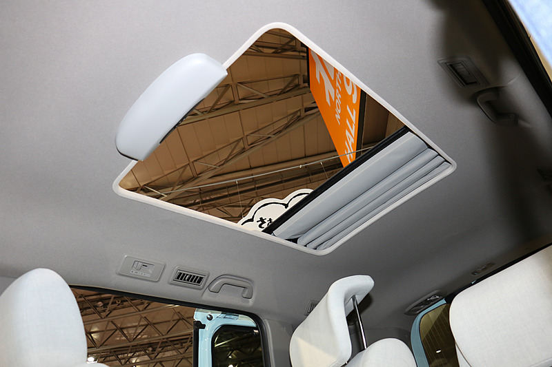 ブラックアウトされたルーフにキャンバストップが追加されている