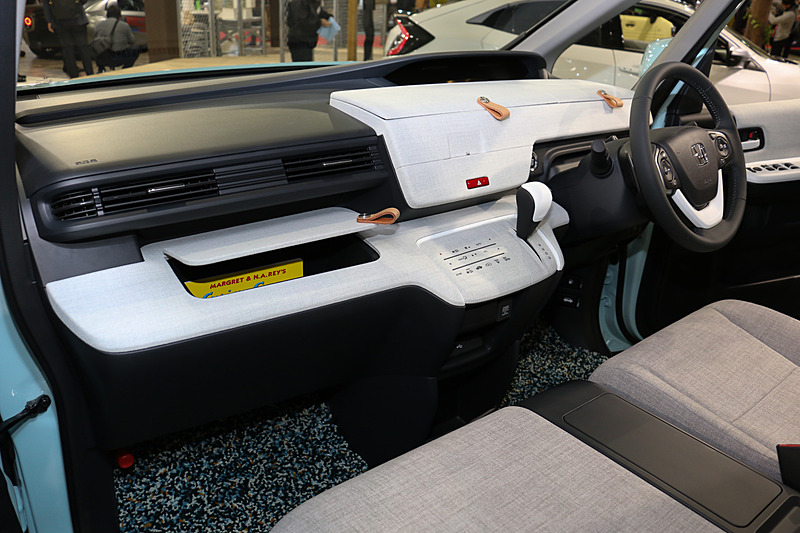 インパネの加飾がホワイトに変更されている