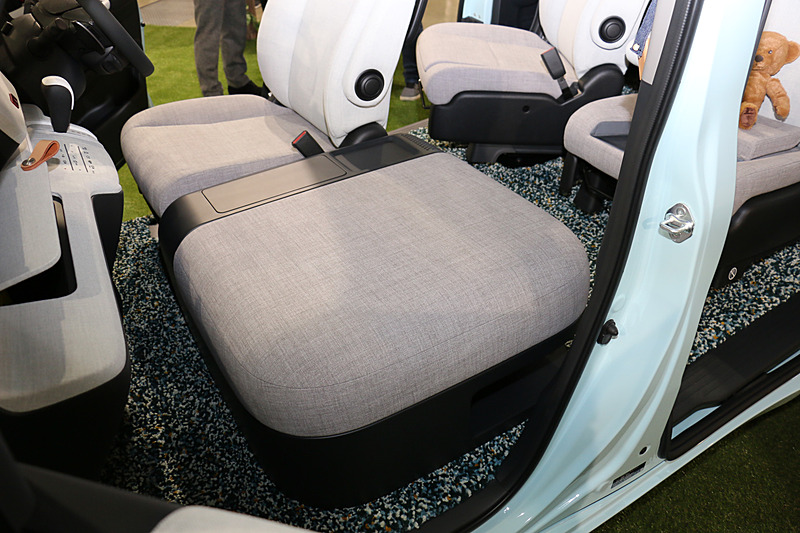 助手席には背もたれがなく、リビングクッションのような雰囲気となっている
