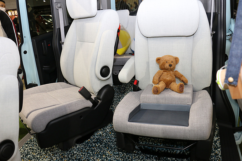 座面にジュニアシートを内蔵したセカンドシート。大型化されたヘッドレストは上下にロングスライドし、ジュニアシートに座る子供が利用できるようにしている。左右で同じ仕様となっており、スライドドア側に回転して乗降をアシスト