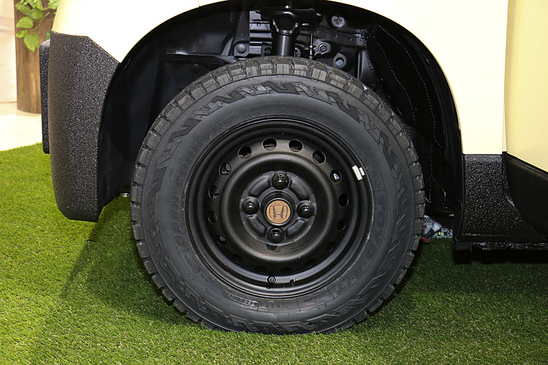 ブロックパターンのオフロード向けタイヤが装着されている