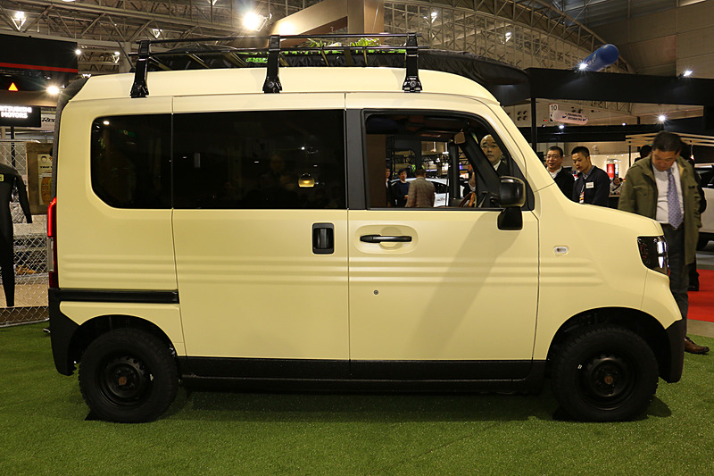 下まわりやリアハッチに柔軟性と強度を合わせ持つ塗料「LINE-X」を使っている