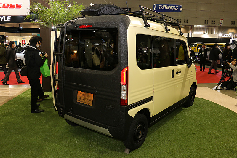 下まわりやリアハッチに柔軟性と強度を合わせ持つ塗料「LINE-X」を使っている