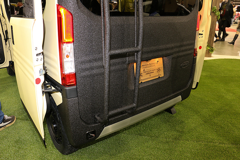 下まわりやリアハッチに柔軟性と強度を合わせ持つ塗料「LINE-X」を使っている