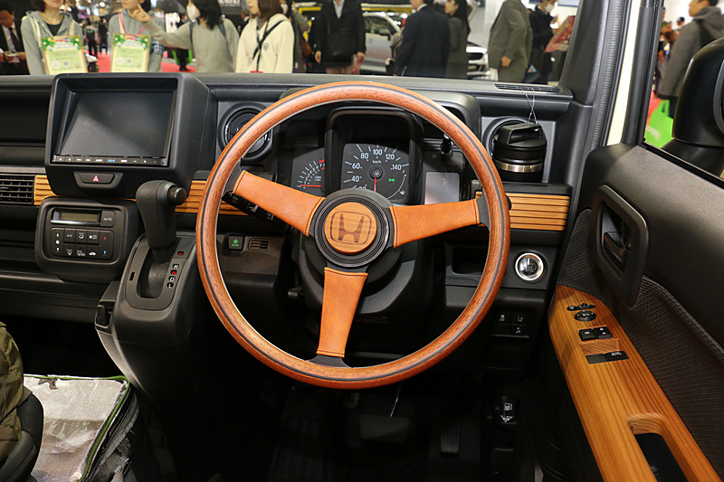 ウッドやレザーといった素材を使い、自然を感じさせるインテリア