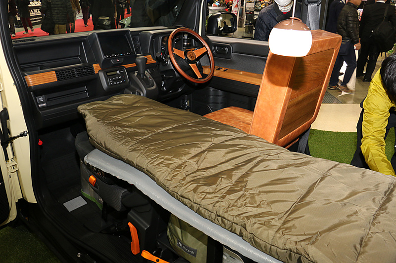 寝袋を置くフラットフロアの下を収納スペースとして活用