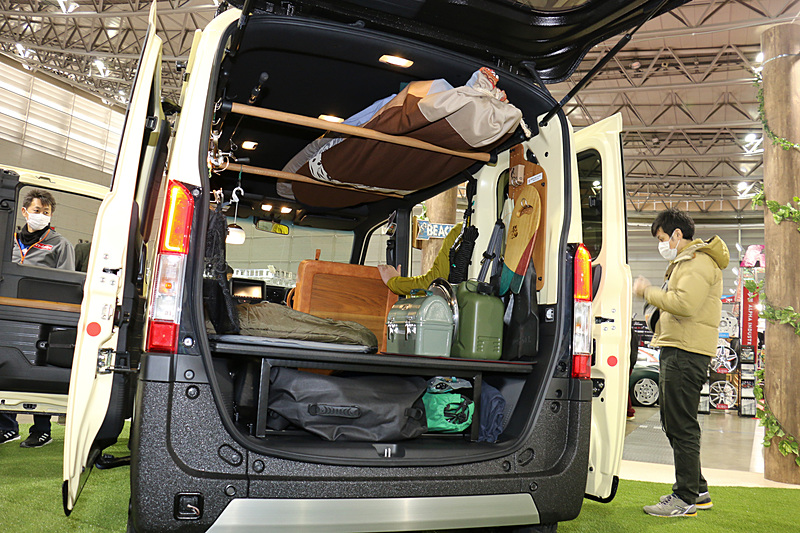 ルーフ部分に設置した前後2本のバーでサーフボード2枚を収納。さらにラダーを使ってルーフ上にも荷物を固定できるようにしている