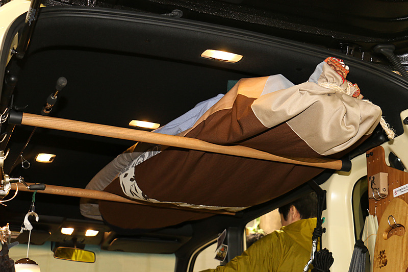 ルーフ部分に設置した前後2本のバーでサーフボード2枚を収納。さらにラダーを使ってルーフ上にも荷物を固定できるようにしている