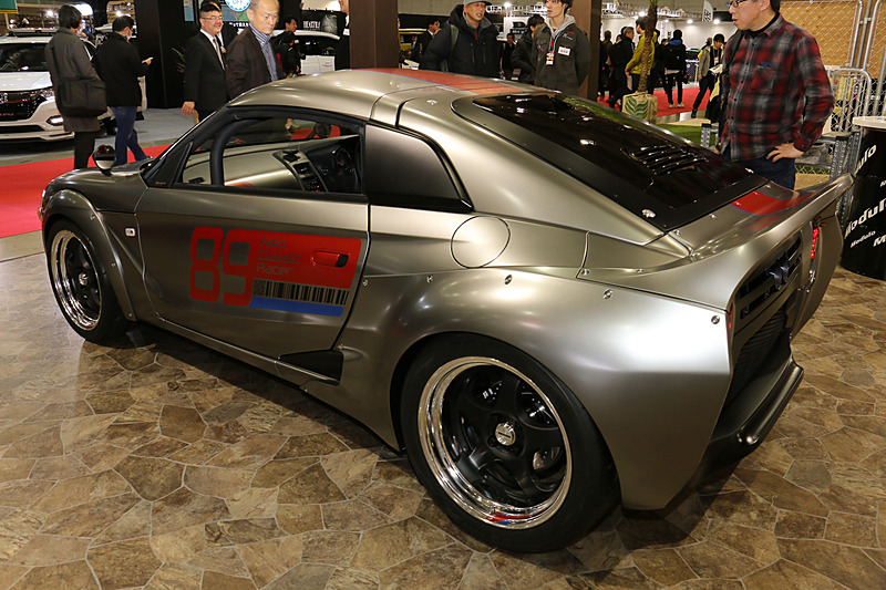 ブリスターフェンダーやダックテール形状の大型リアスポイラー、高い位置に設定したマフラーエンドなど、ベースのS660から大きく仕様が変更されている