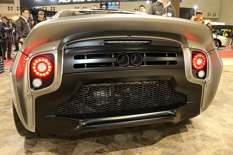 ブリスターフェンダーやダックテール形状の大型リアスポイラー、高い位置に設定したマフラーエンドなど、ベースのS660から大きく仕様が変更されている