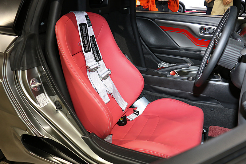 ヘッドレストのないクラシカルデザインのシートを運転席側だけに装備。車内にはロールケージが装備されている