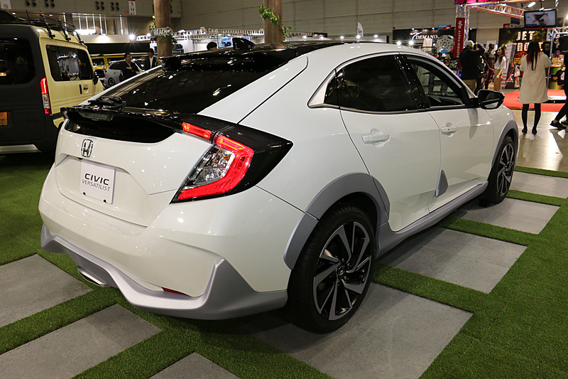 ロー＆ワイドな「シビック ハッチバック」に、フェンダーアーチやバンパーモール、大型フォグランプといった「SUVの記号性」を与えてクロスオーバーテイストを表現