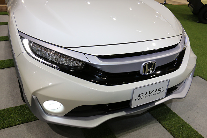 ロー＆ワイドな「シビック ハッチバック」に、フェンダーアーチやバンパーモール、大型フォグランプといった「SUVの記号性」を与えてクロスオーバーテイストを表現