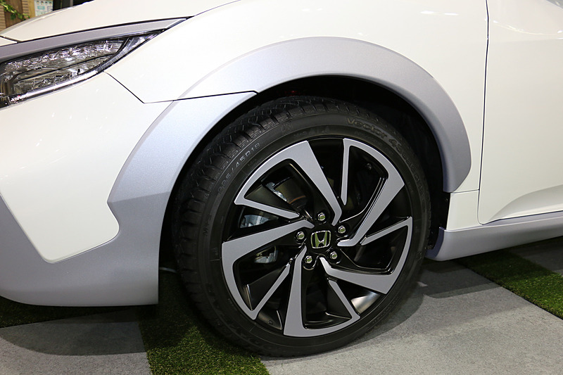 ロー＆ワイドな「シビック ハッチバック」に、フェンダーアーチやバンパーモール、大型フォグランプといった「SUVの記号性」を与えてクロスオーバーテイストを表現