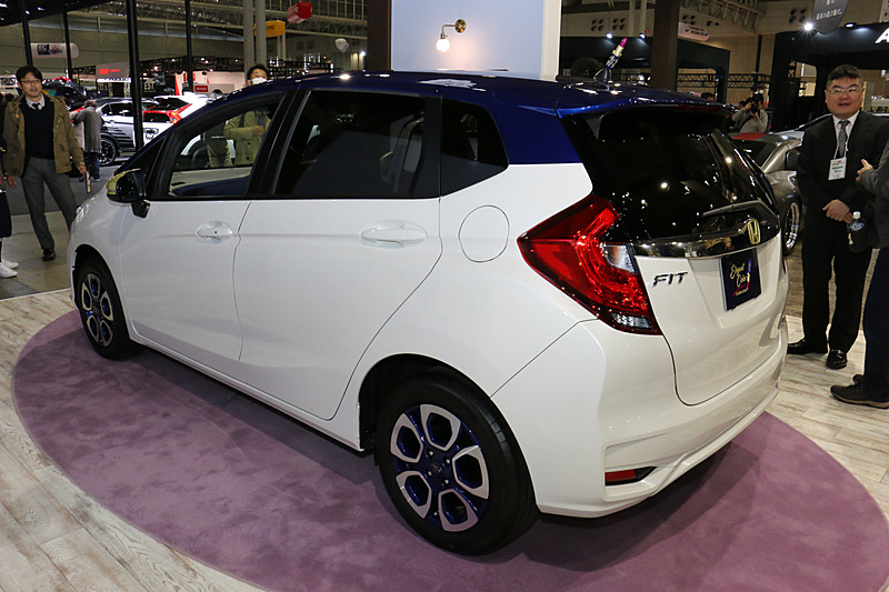 パールホワイトとブルールーフの外観デザイン