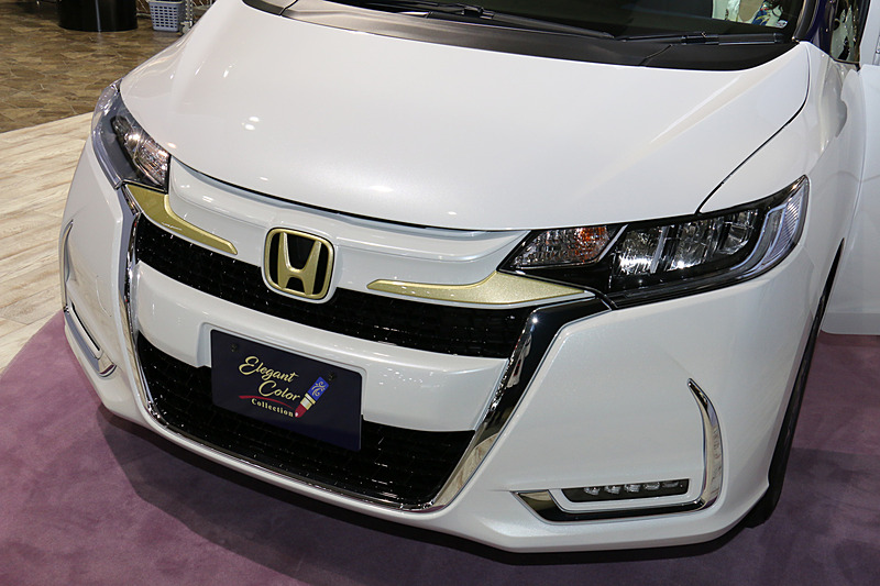 フロントグリルやドアミラーにゴールドの差し色を使用